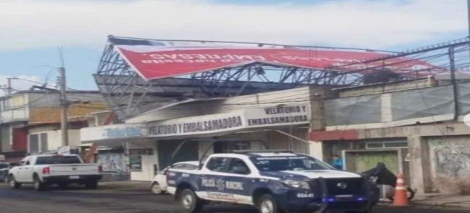 Espectacular se derrumba en Ecatepec