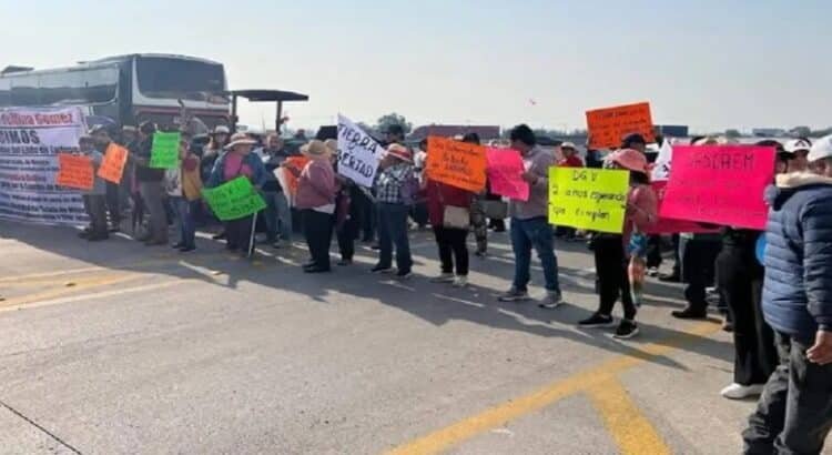 Ejidatarios bloquean entrada a Ecatepec y AIFA, piden pago por tierras