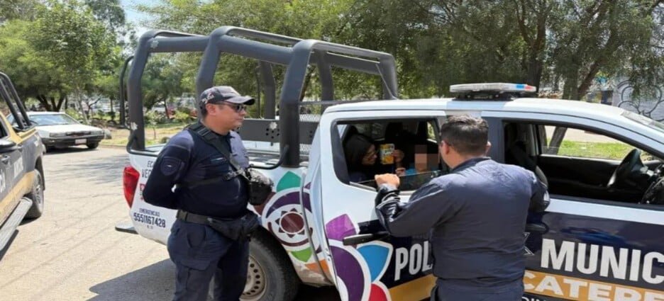 Policías resguardan a menor que caminaba solo por calles de Ecatepec