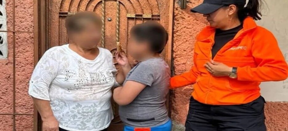 Policía resguarda a menor con autismo extraviado en Ecatepec