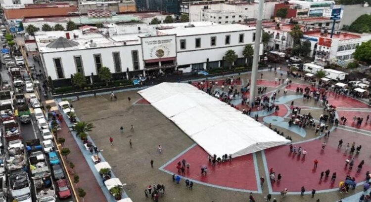 Se manifiestan recolectores de basura frente a Palacio Municipal en Ecatepec