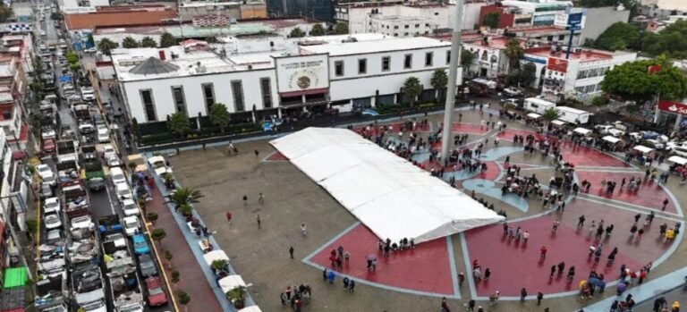 Se manifiestan recolectores de basura frente a Palacio Municipal en Ecatepec