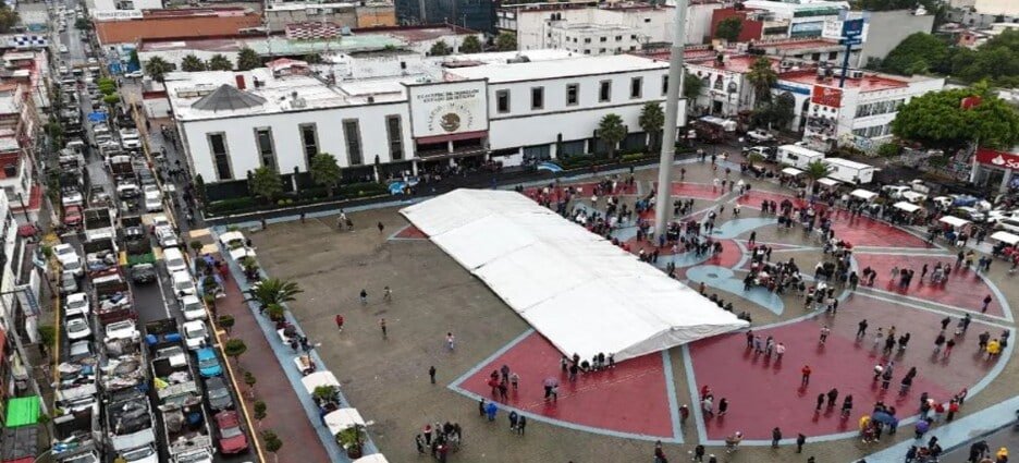 Se manifiestan recolectores de basura frente a Palacio Municipal en Ecatepec