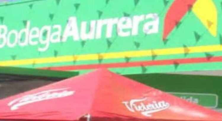 Trabajador de Bodega Aurrera enfrenta a presuntos ladrones en Ecatepec