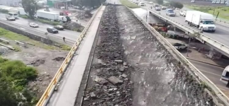 Cierran un sentido en carretera Texcoco-Lechería por obras en puente de Ecatepec