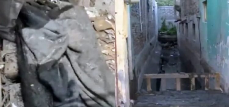 Desfogan alfombra gigante que obstruía drenaje en Ecatepec