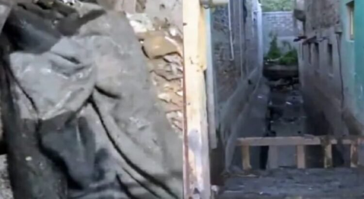 Desfogan alfombra gigante que obstruía drenaje en Ecatepec