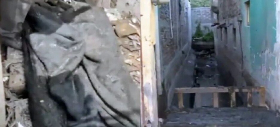 Desfogan alfombra gigante que obstruía drenaje en Ecatepec