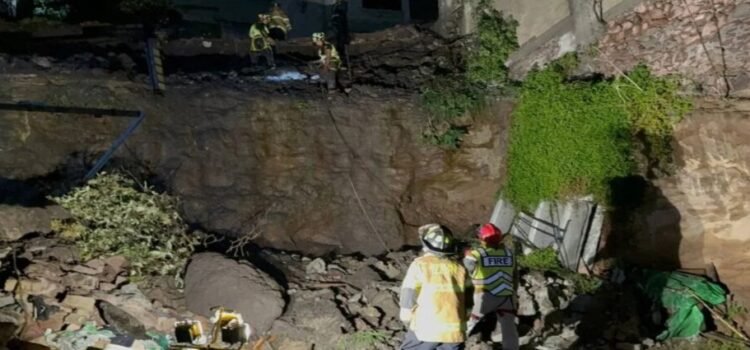 Lluvias provocan caída de barda perimetral en Ecatepec