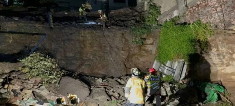 Lluvias provocan caída de barda perimetral en Ecatepec