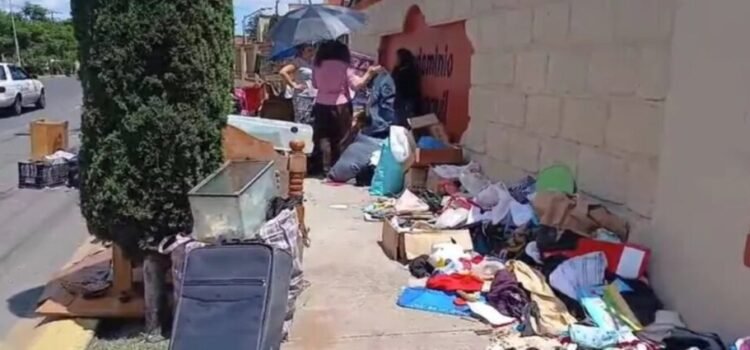Desalojan a adulta mayor en Ecatepec; autoridades lo atribuyen a un conflicto hipotecario