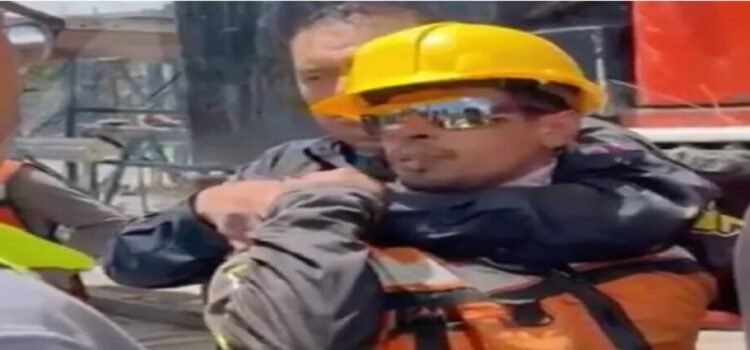 Captan a Policía dando zape a un albañil en Ecatepec; fue separado del cargo Captan a Policía dando zape a un albañil en Ecatepec; fue separado del cargo