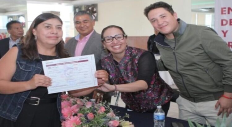Entregan 355 licencias de funcionamiento y dictámenes de PC a comerciantes de la Central de Abasto en Ecatepec