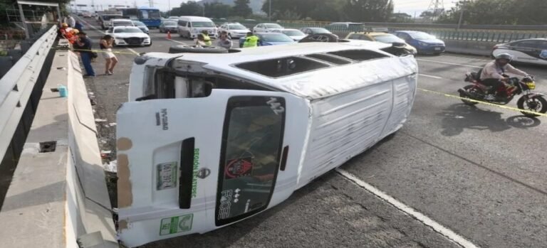 Sancionarán a empresa de transporte tras volcadura en Ecatepec