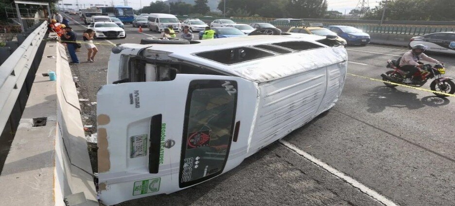 Sancionarán a empresa de transporte tras volcadura en Ecatepec