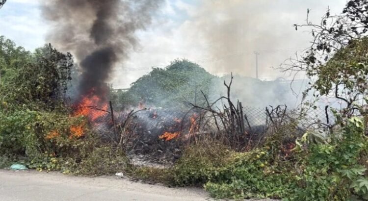 Incendio consume tiradero clandestino en Ecatepec