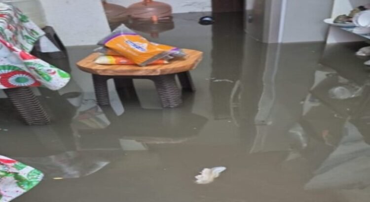 Habitantes de Ecatepec viven entre aguas negras tras lluvias