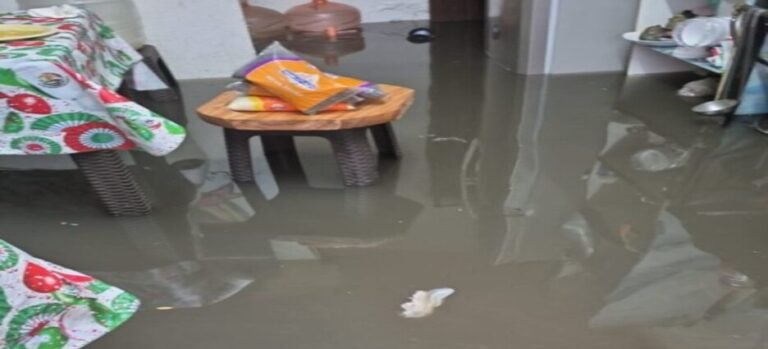 Habitantes de Ecatepec viven entre aguas negras tras lluvias