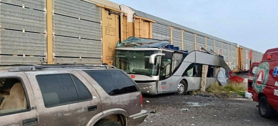 Tren arrolla un autobús en Atlacomulco, Estado de México; hay varios heridos y muertos