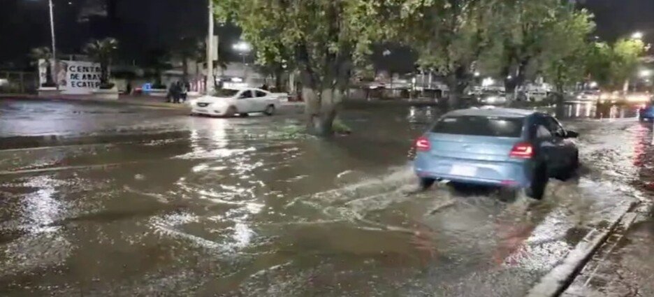 Inundaciones llegan hasta 40 centímetros en calles de Ecatepec