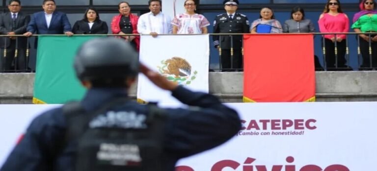 Alta afluencia en desfile cívico-militar de la Independencia en Ecatepec