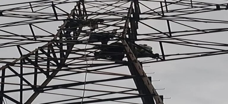 Rescatan a hombre tras haber subido a torre de alta tensión en Ecatepec
