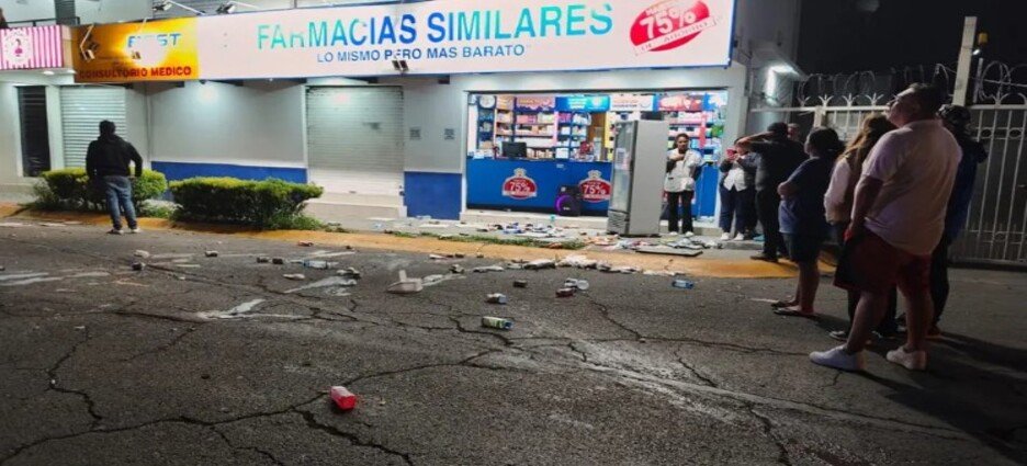 Sujeto causa destrozos en farmacia y amenaza con arrojarse al vacío en Ecatepec