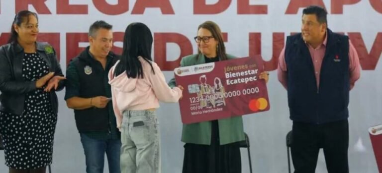 Entregan becas a universitarios para cubrir gastos de pasajes en Ecatepec