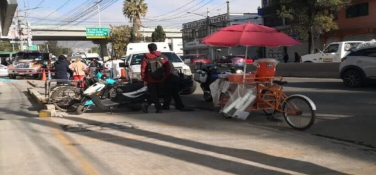 Mujer pierde la vida atropellada por motociclista mientras esperaba el camión en Ecatepec