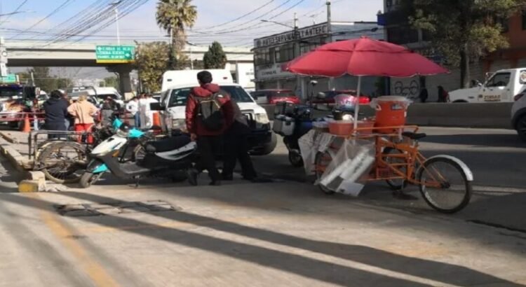 Mujer pierde la vida atropellada por motociclista mientras esperaba el camión en Ecatepec