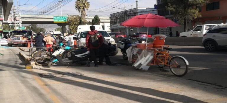 Mujer pierde la vida atropellada por motociclista mientras esperaba el camión en Ecatepec