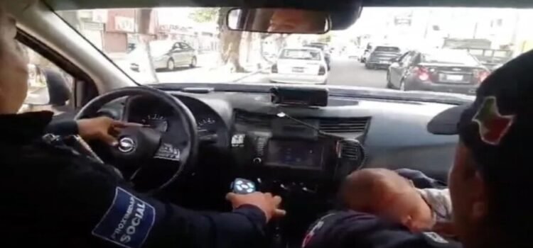 Policías salvan a bebé de asfixiarse en Ecatepec
