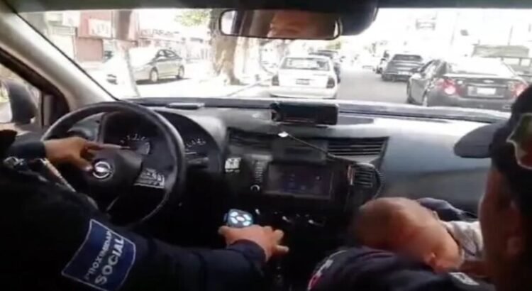 Policías salvan a bebé de asfixiarse en Ecatepec