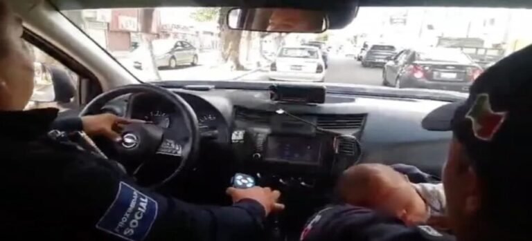 Policías salvan a bebé de asfixiarse en Ecatepec