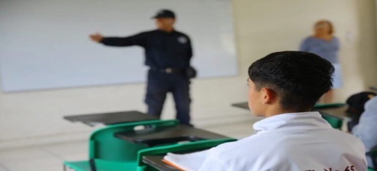 Lanzan campaña 'Mochila de Paz' y detecta armas y drogas en escuelas de Ecatepec