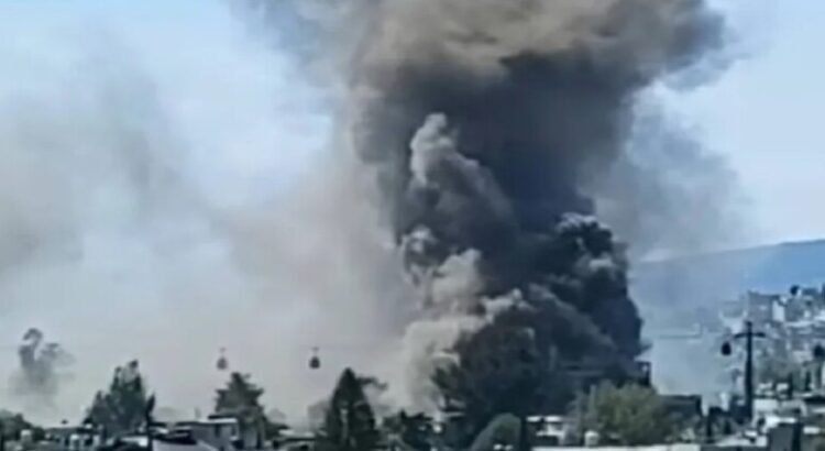 Incendio afecta a fábrica de colchones en San Andrés de la Cañada, Ecatepec