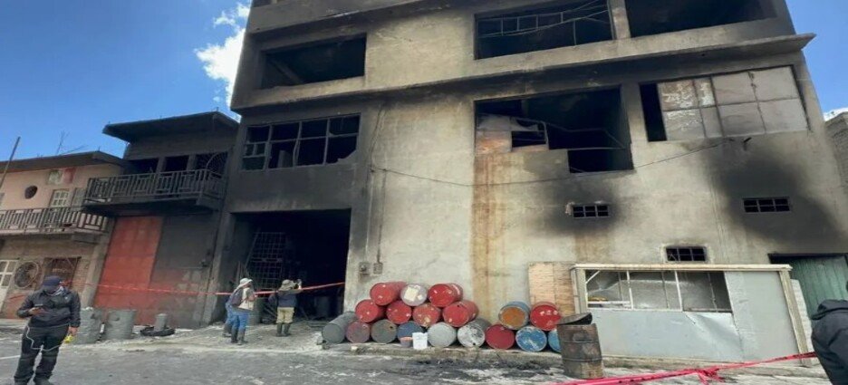 Habitantes piden regulación de empresas tras incendio en fábrica de colchones en Ecatepec