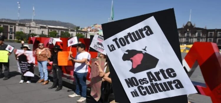 Activistas piden prohibir corridas de toros a Congreso del Edomex Activistas piden prohibir corridas de toros a Congreso del Edomex