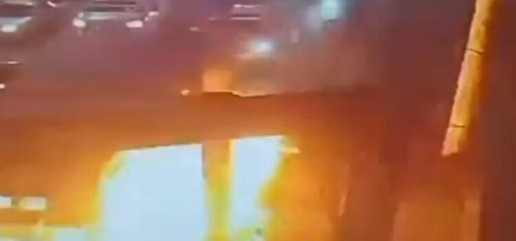 Hombre prende fuego a unidad del Mexibús en Ecatepec Hombre prende fuego a unidad del Mexibús en Ecatepec