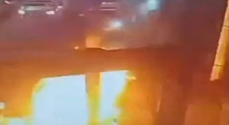 Hombre prende fuego a unidad del Mexibús en Ecatepec