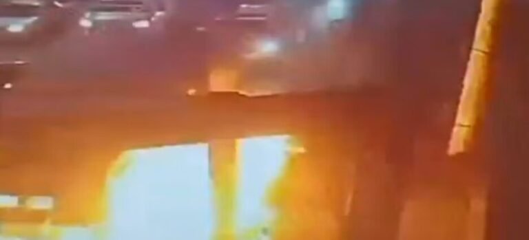 Hombre prende fuego a unidad del Mexibús en Ecatepec