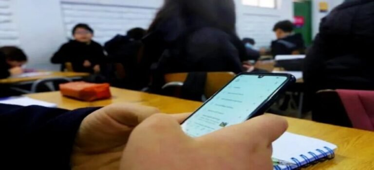 Congreso analiza iniciativa para regularizar el uso de celulares en escuelas del Edomex