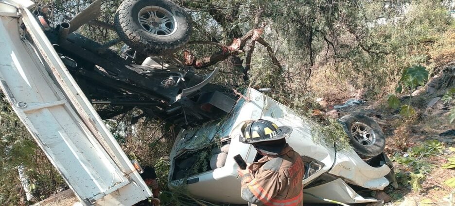 Camioneta de carga vuelca en pendiente de un cerro en Ecatepec