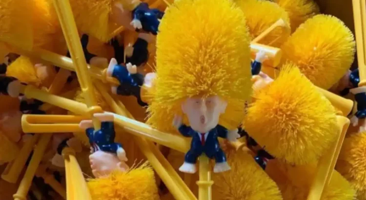Se disparan las ventas de cepillo para retrete con la figura de Donald Trump