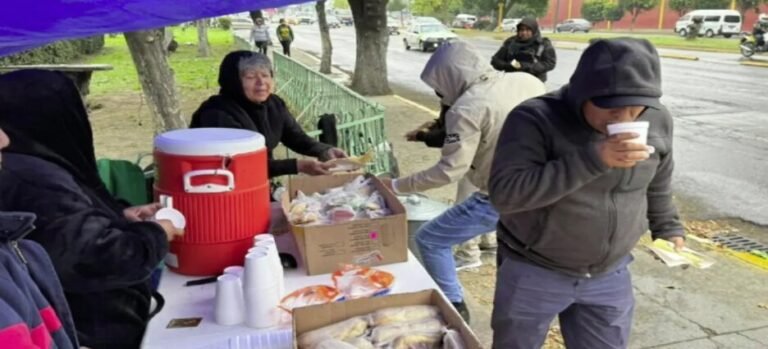 Habitantes de Ecatepec reparten comida a peregrinos que se dirigen a la Basílica de Guadalupe