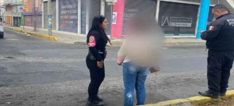 Policía evita que mujer se lance de puente en Avenida Central de Ecatepec