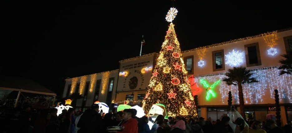 Inauguran pista de hielo, villa navideña y árbol monumental en Ecatepec
