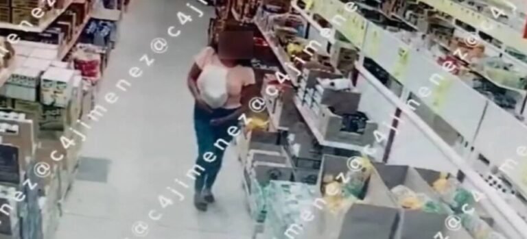 Captan a mujer haciéndose 'limpia' con huevo en tienda de conveniencia en Ecatepec