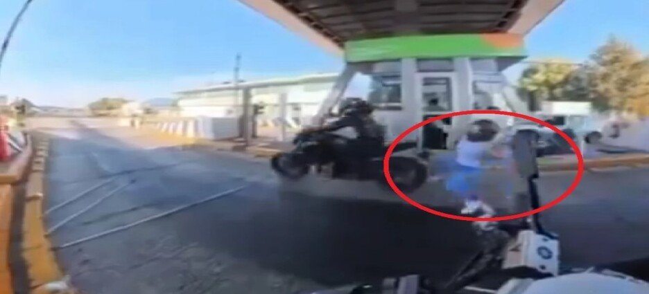 Motociclista se pasa caseta del Circuito Exterior Mexiquense en Ecatepec
