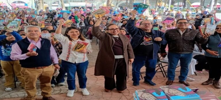 Fondo de Cultura Económica reparte 2,000 libros de la colección "25 por el veinticinco" en Ecatepec